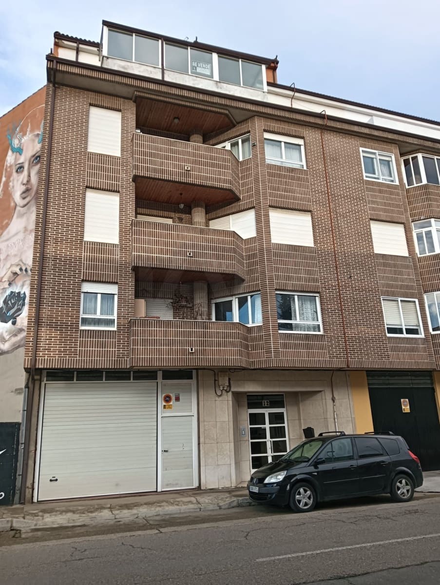 Ático de 3 habitaciones en León ciudad en venta - 90.000 € (Ref: 9991402)