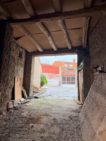 Hus til salgs i Leon by - € 45 000 (Ref: 9991403)