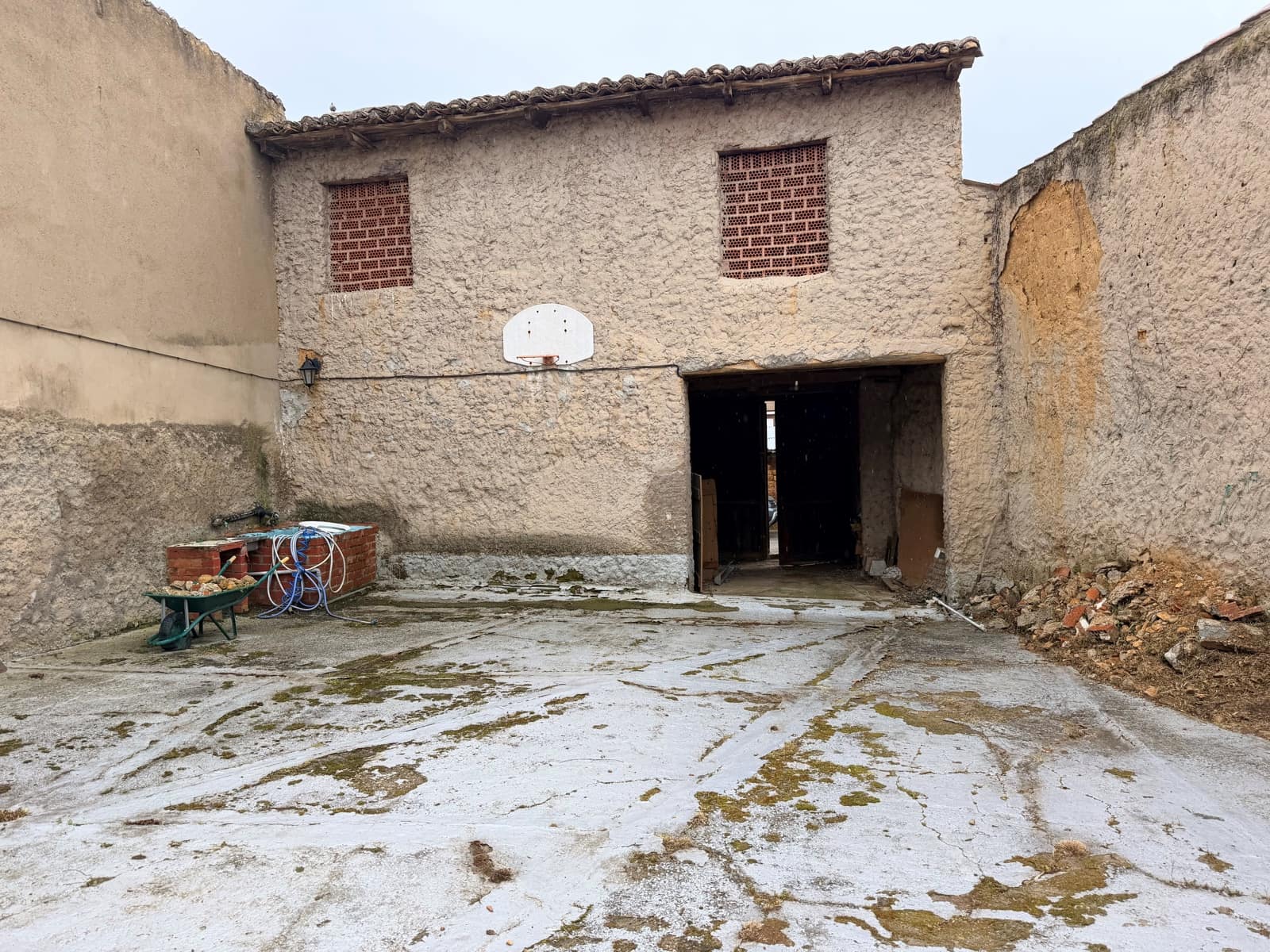Hus til salgs i Leon by - € 45 000 (Ref: 9991403)