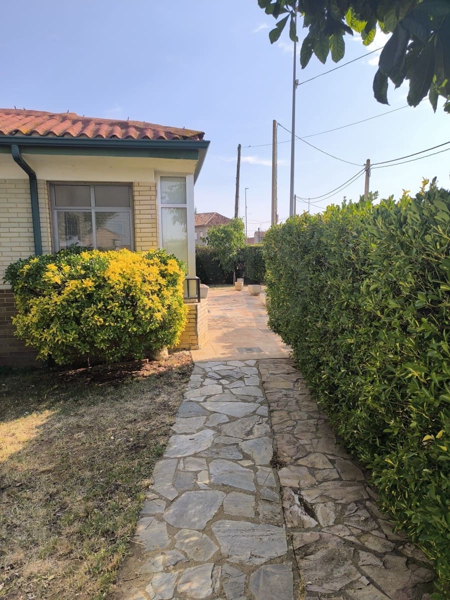 3 slaapkamer Huis te koop in Leon stad met garage - € 99.000 (Ref: 9991407)
