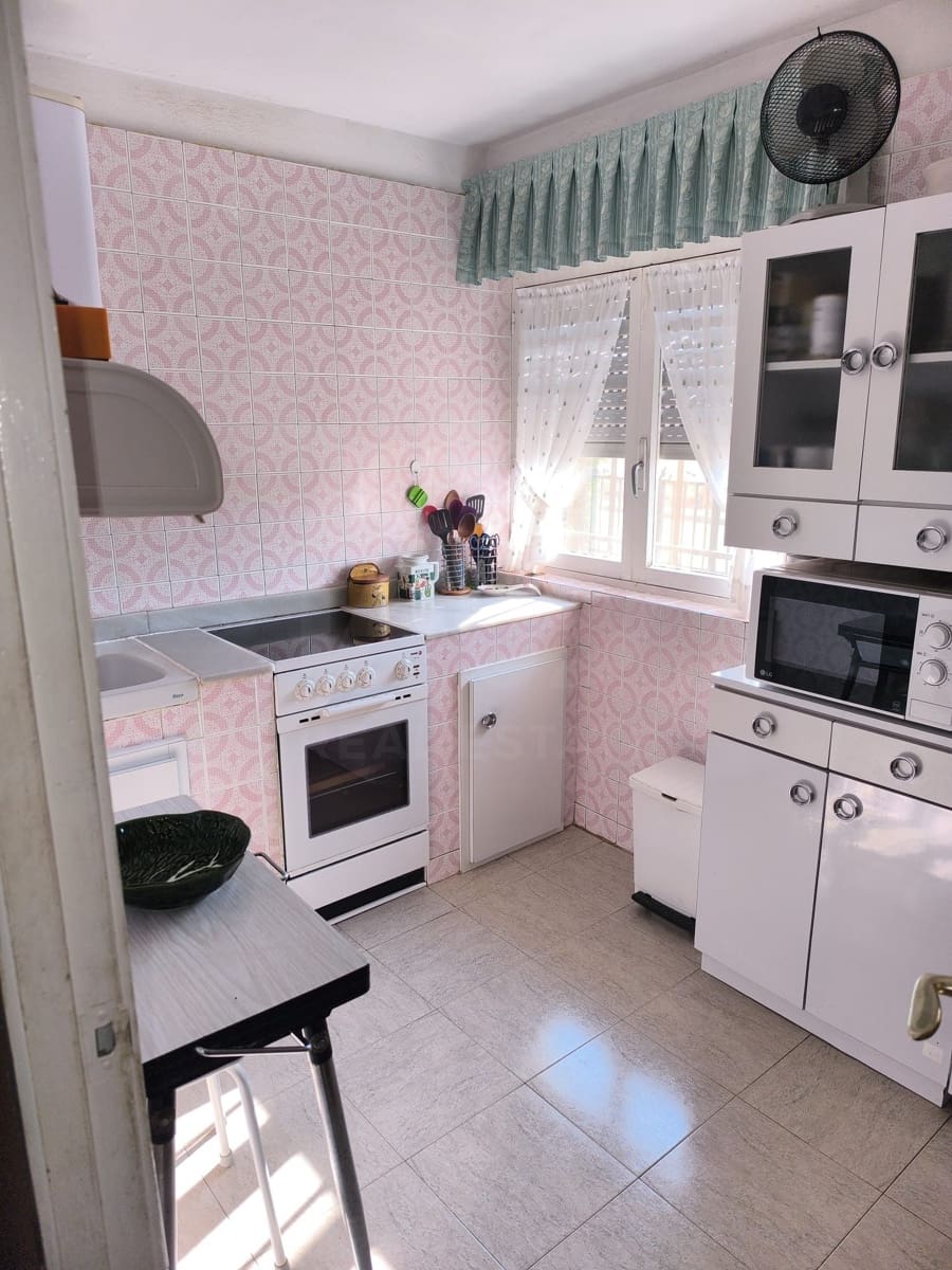 3 slaapkamer Huis te koop in Leon stad met garage - € 99.000 (Ref: 9991407)