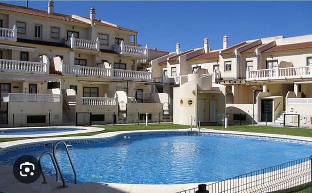 4 soverom Rekkehus til salgs i Huelva by med svømmebasseng garasje - € 365 000 (Ref: 9991410)