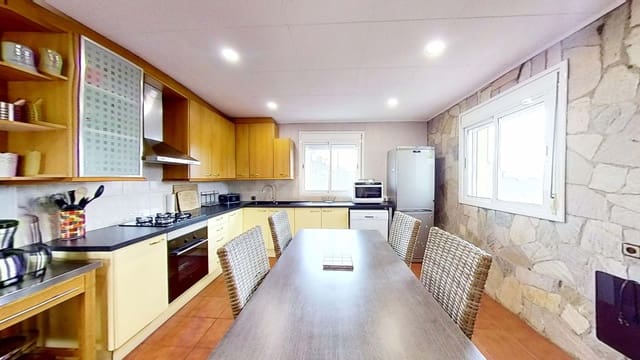 4 soverom Hus til salgs i Tarragona by med svømmebasseng garasje - € 250 000 (Ref: 9991428)