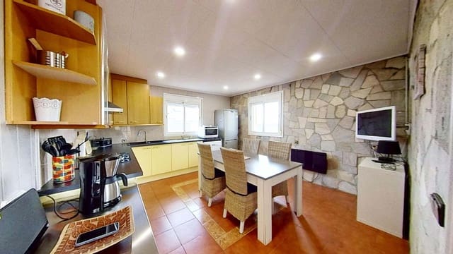 4 soverom Hus til salgs i Tarragona by med svømmebasseng garasje - € 250 000 (Ref: 9991428)