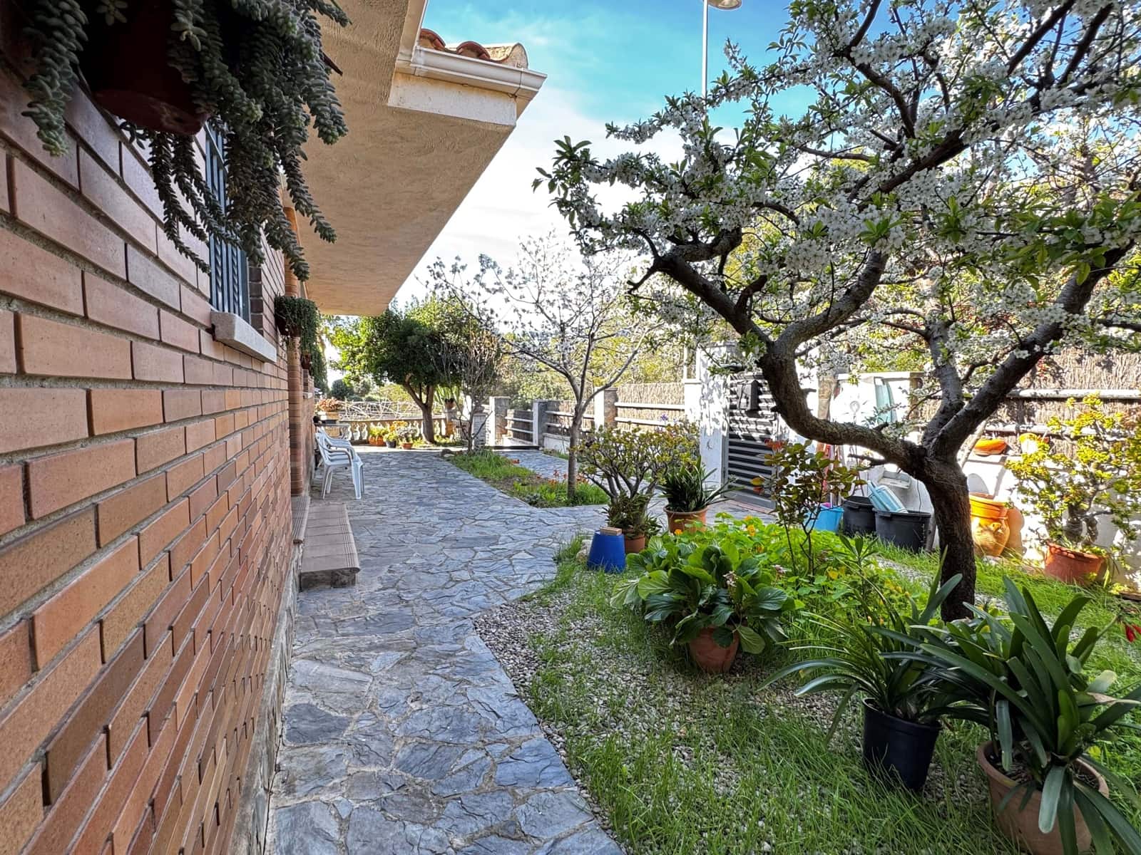 3 bedroom Villa for sale in Barcelona city with garage - € 667,000 (Ref: 9991437)