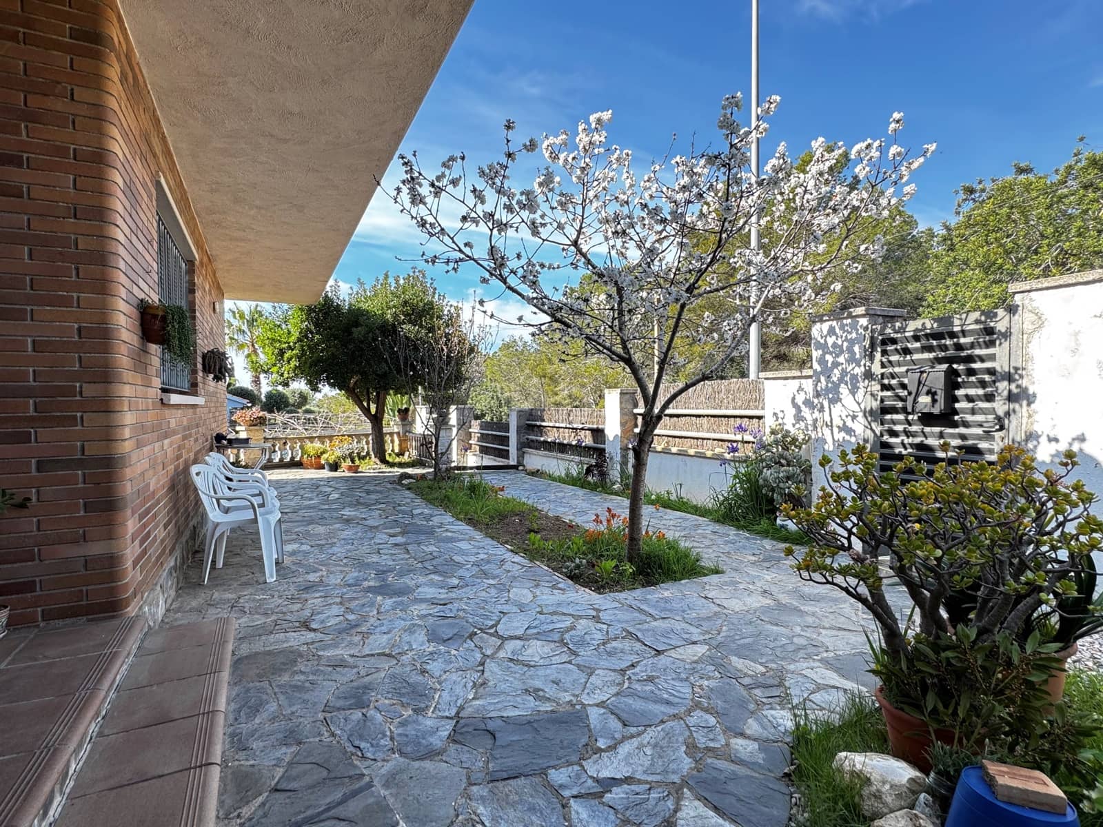 3 bedroom Villa for sale in Barcelona city with garage - € 667,000 (Ref: 9991437)
