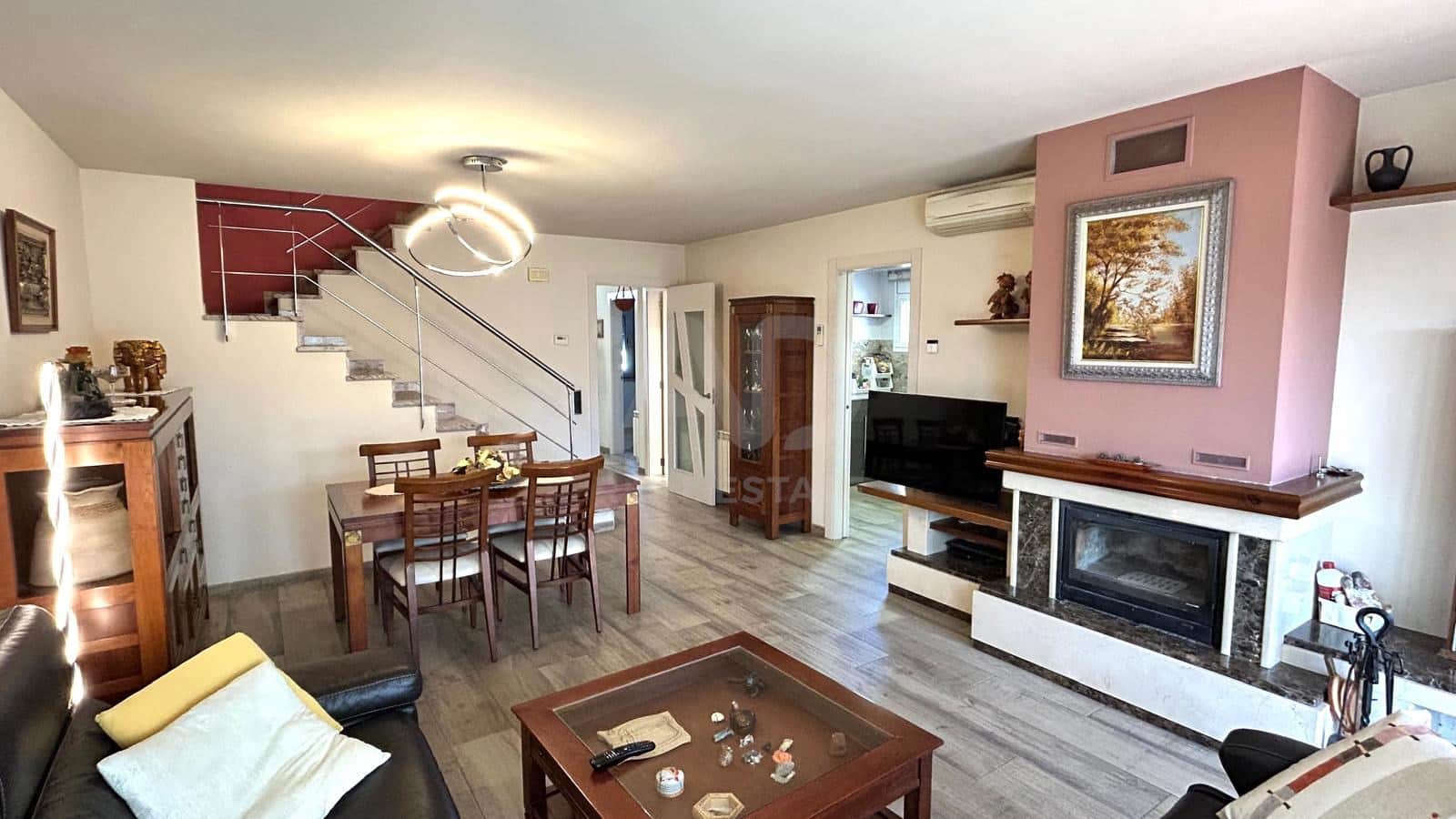 4 bedroom Terraced Villa for sale in Barcelona city with pool garage - € 550,000 (Ref: 9991438)