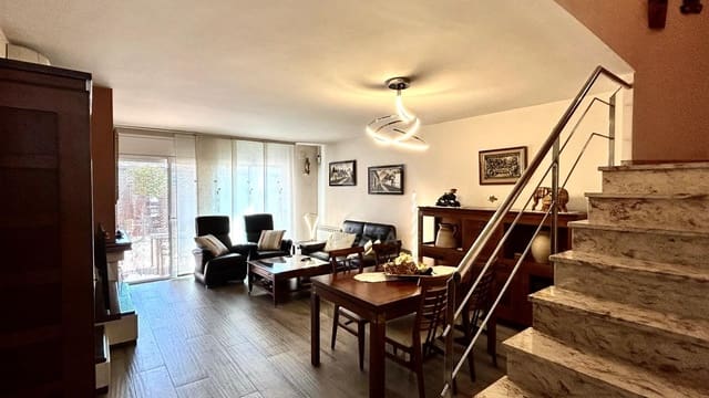 Adosado de 4 habitaciones en Lliçà d'Amunt en venta con piscina garaje - 550.000 € (Ref: 9991438)