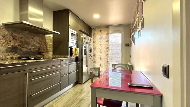 Adosado de 4 habitaciones en Lliçà d'Amunt en venta con piscina garaje - 550.000 € (Ref: 9991438)