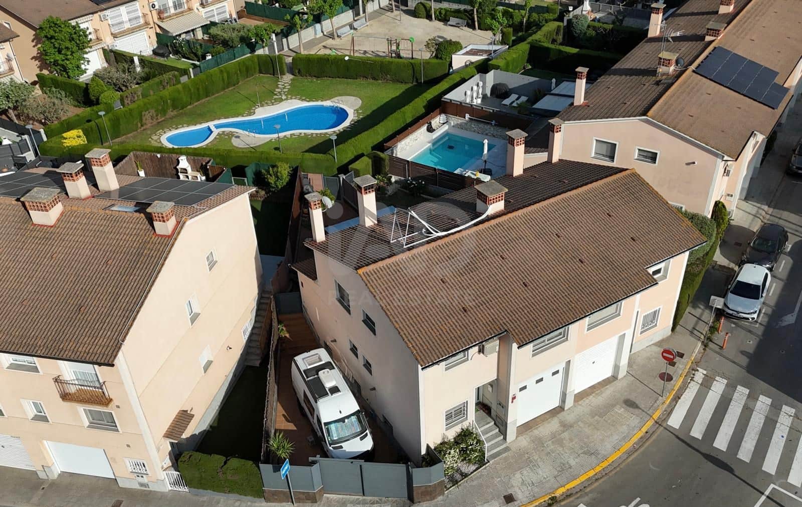 4 bedroom Terraced Villa for sale in Barcelona city with pool garage - € 550,000 (Ref: 9991438)