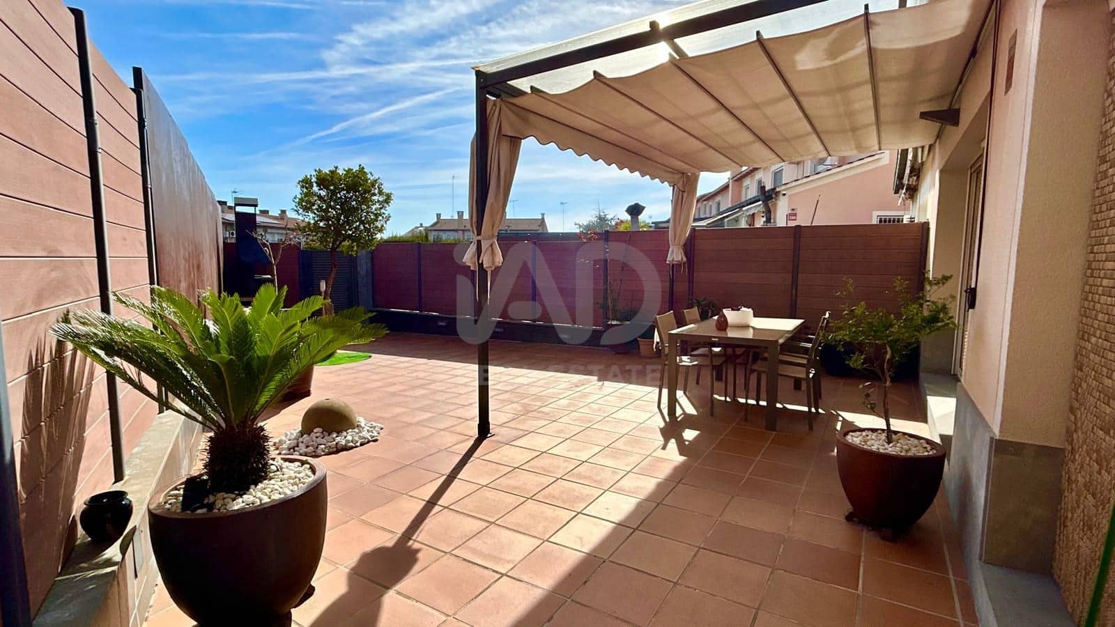 4 bedroom Terraced Villa for sale in Barcelona city with pool garage - € 550,000 (Ref: 9991438)