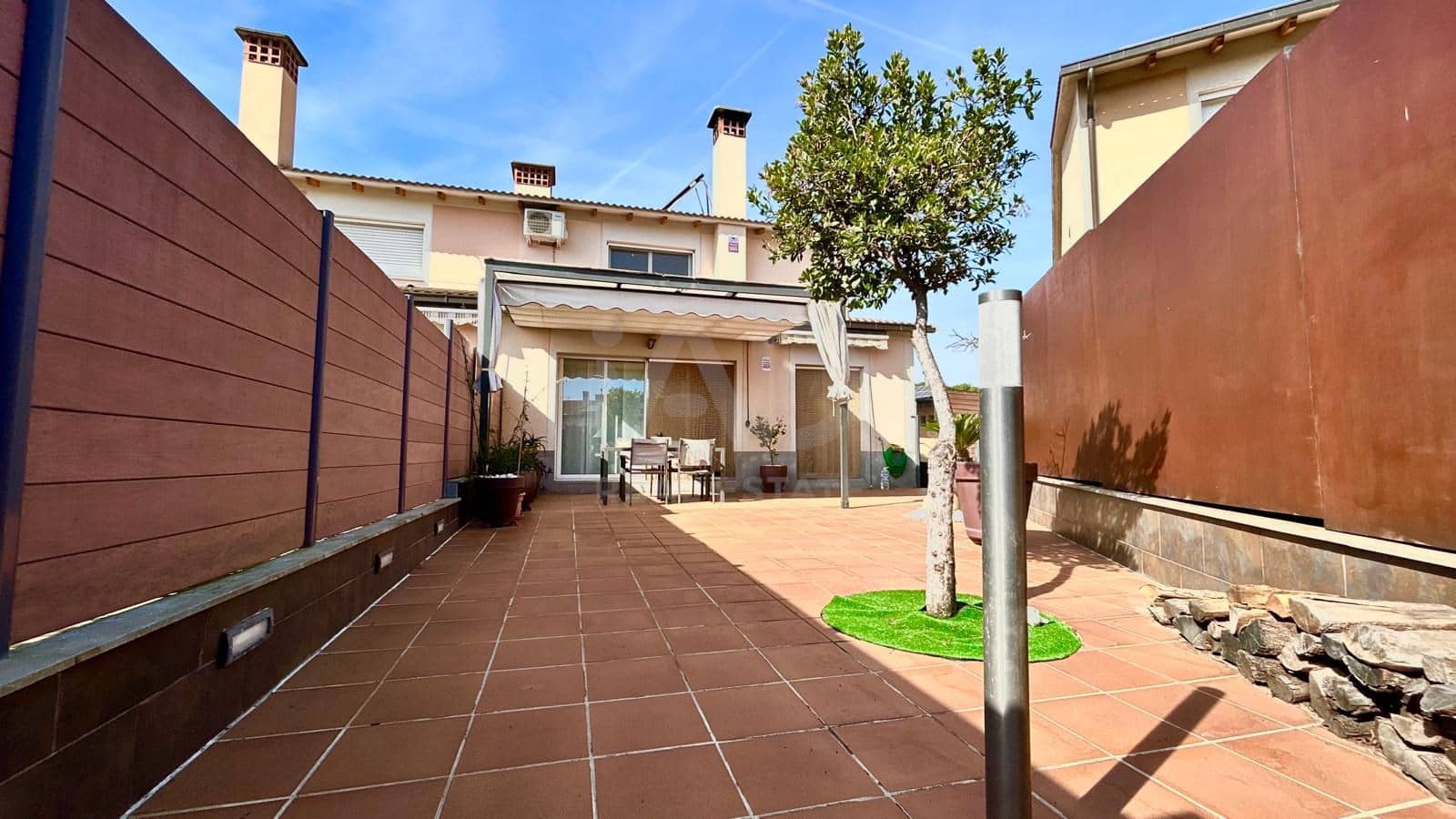 4 bedroom Terraced Villa for sale in Barcelona city with pool garage - € 550,000 (Ref: 9991438)