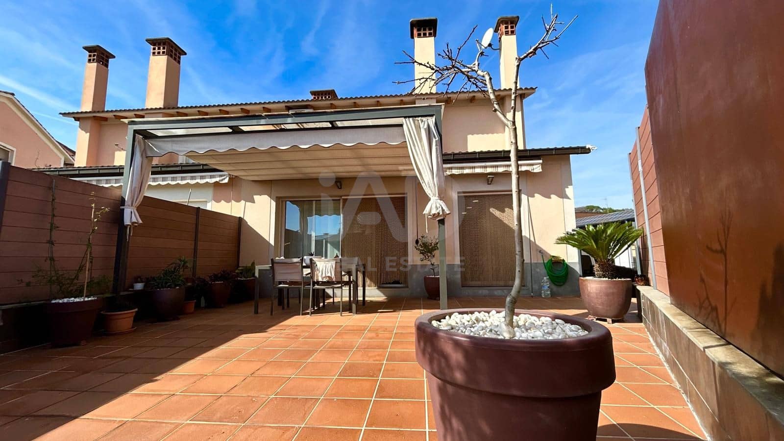 4 bedroom Terraced Villa for sale in Barcelona city with pool garage - € 550,000 (Ref: 9991438)