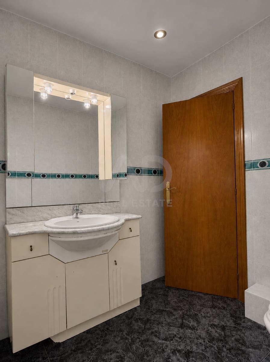 3 soveværelse Penthouse til salg i Barcelona by - € 160.000 (Ref: 9991442)