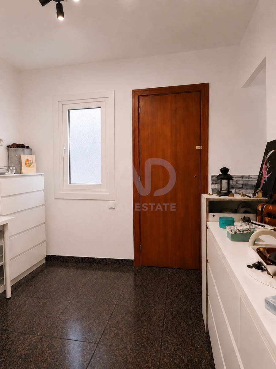 3 soveværelse Penthouse til salg i Barcelona by - € 160.000 (Ref: 9991442)