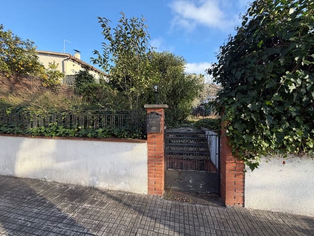 Ubebygd land til salgs i Barcelona by - € 230 000 (Ref: 9991447)