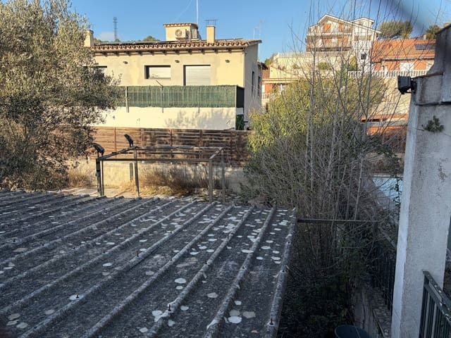 Ubebygd land til salgs i Barcelona by - € 230 000 (Ref: 9991447)