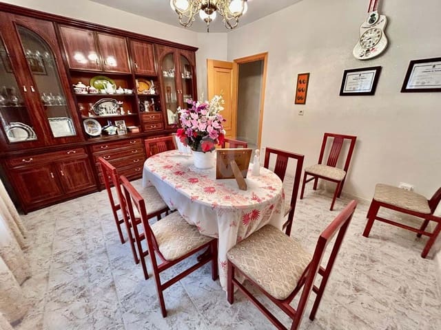 4 slaapkamer Huis te koop in Zamora stad met garage - € 60.000 (Ref: 9991458)