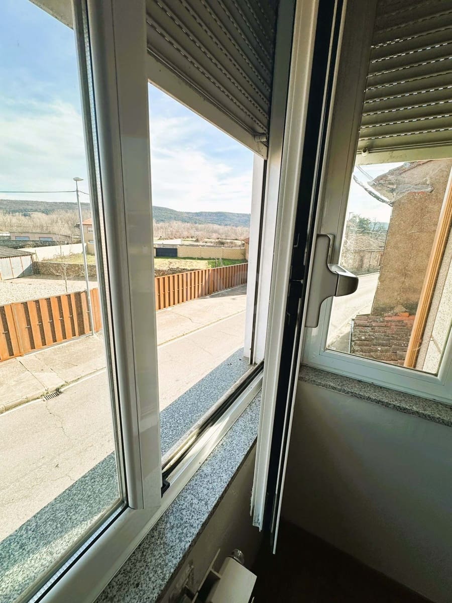 4 soveværelse Finca/Landehus til salg i Leon by med garage - € 199.000 (Ref: 9991474)