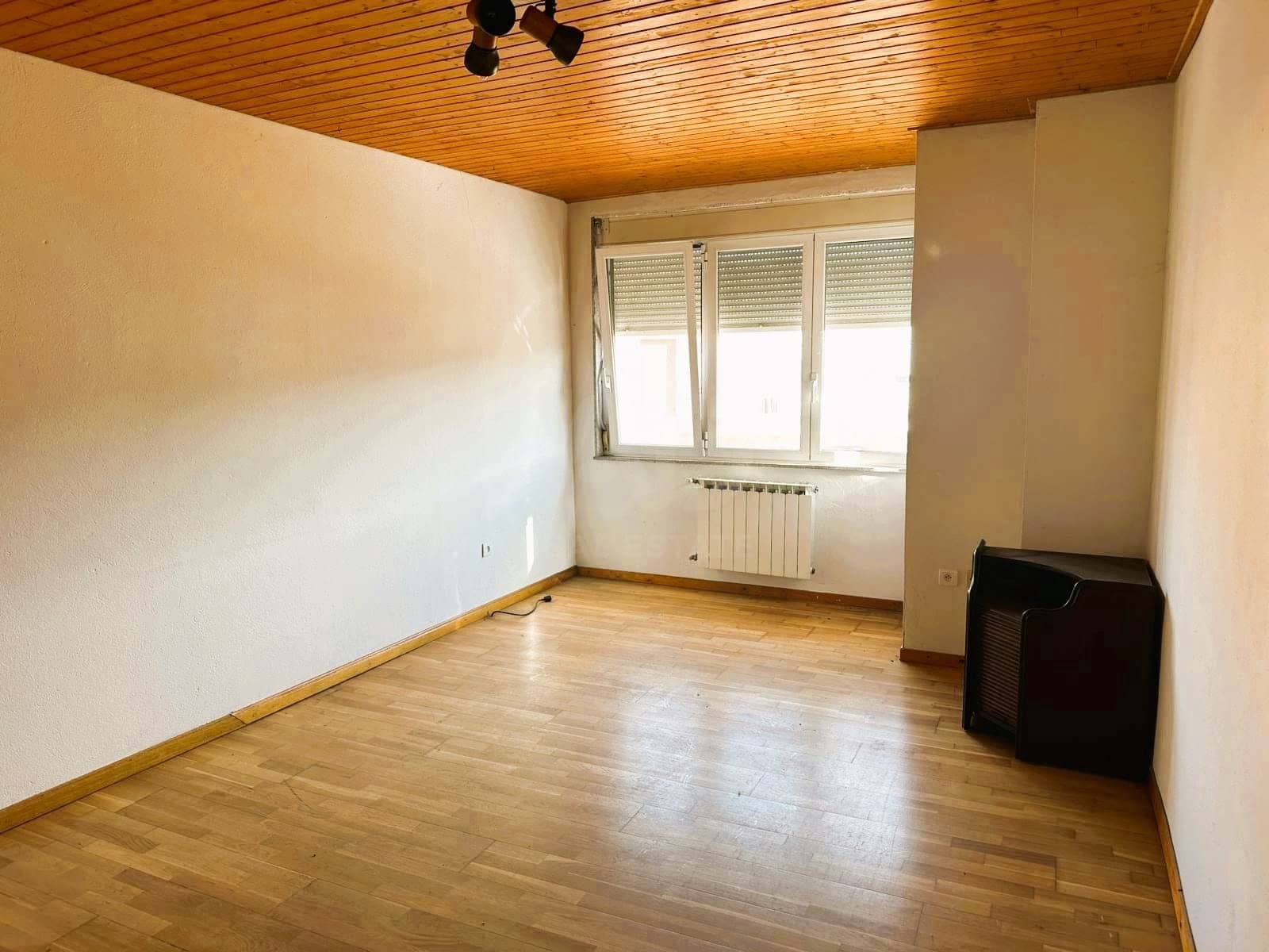 4 soveværelse Finca/Landehus til salg i Leon by med garage - € 199.000 (Ref: 9991474)
