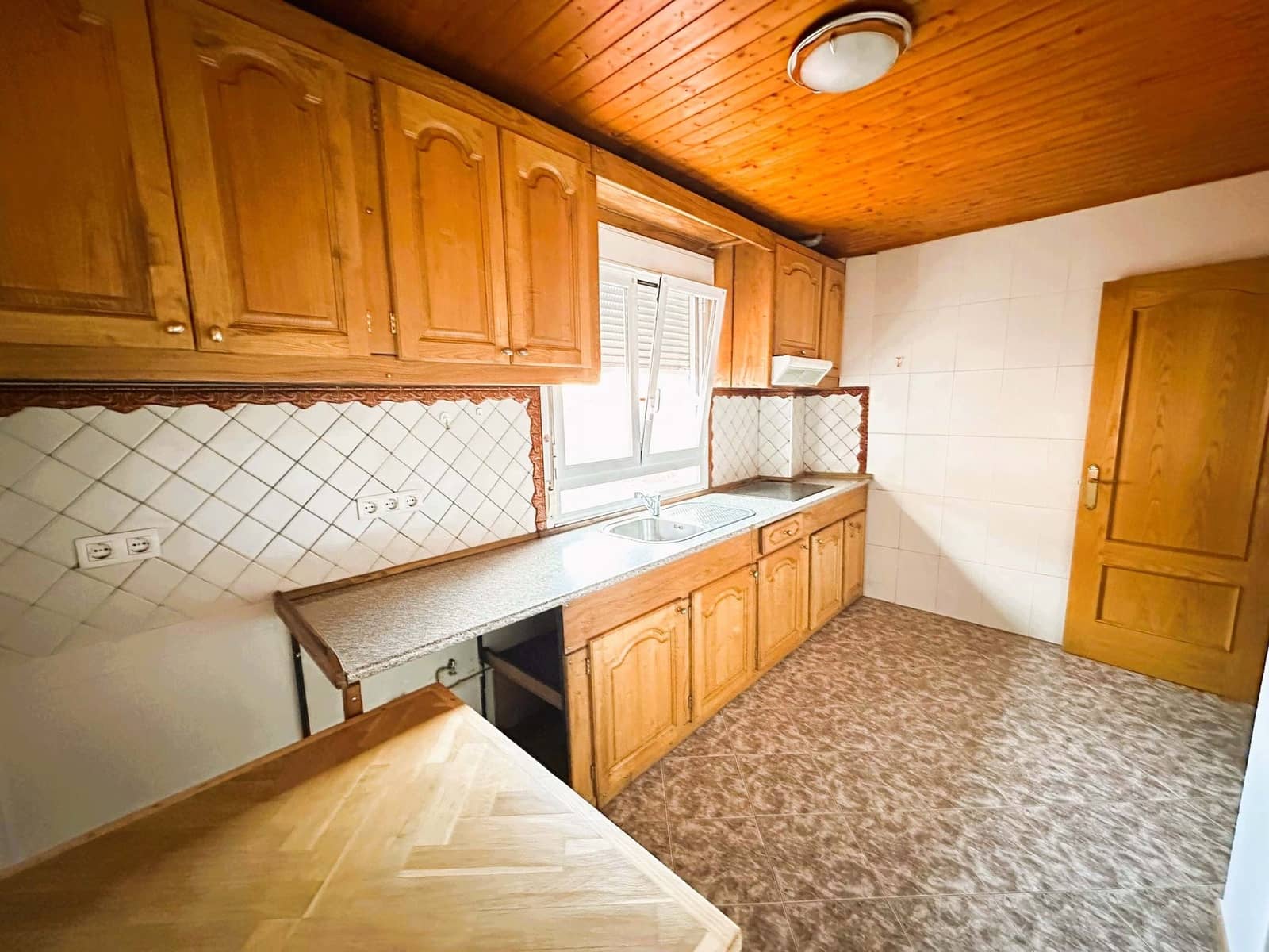 4 soveværelse Finca/Landehus til salg i Leon by med garage - € 199.000 (Ref: 9991474)