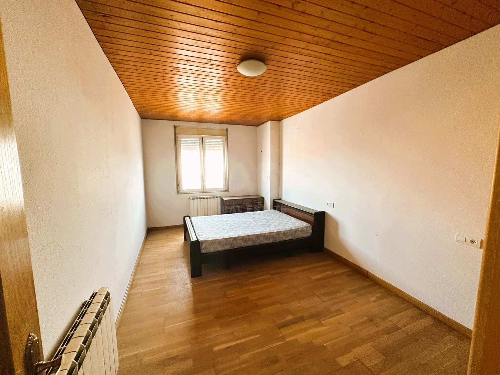 4 soveværelse Finca/Landehus til salg i Leon by med garage - € 199.000 (Ref: 9991474)