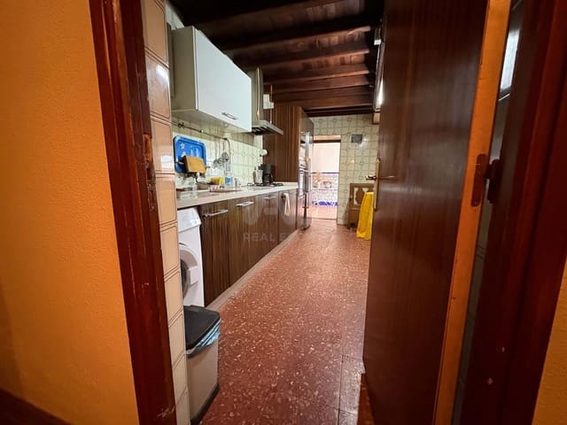 8 bedroom Townhouse for sale in Salamanca city - € 135,000 (Ref: 9991476)