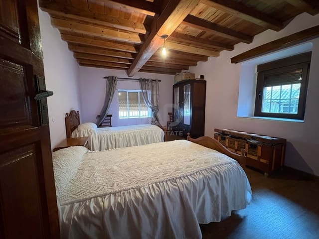 8 bedroom Townhouse for sale in Salamanca city - € 135,000 (Ref: 9991476)