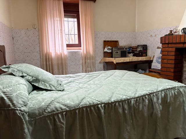 8 bedroom Townhouse for sale in Salamanca city - € 135,000 (Ref: 9991476)