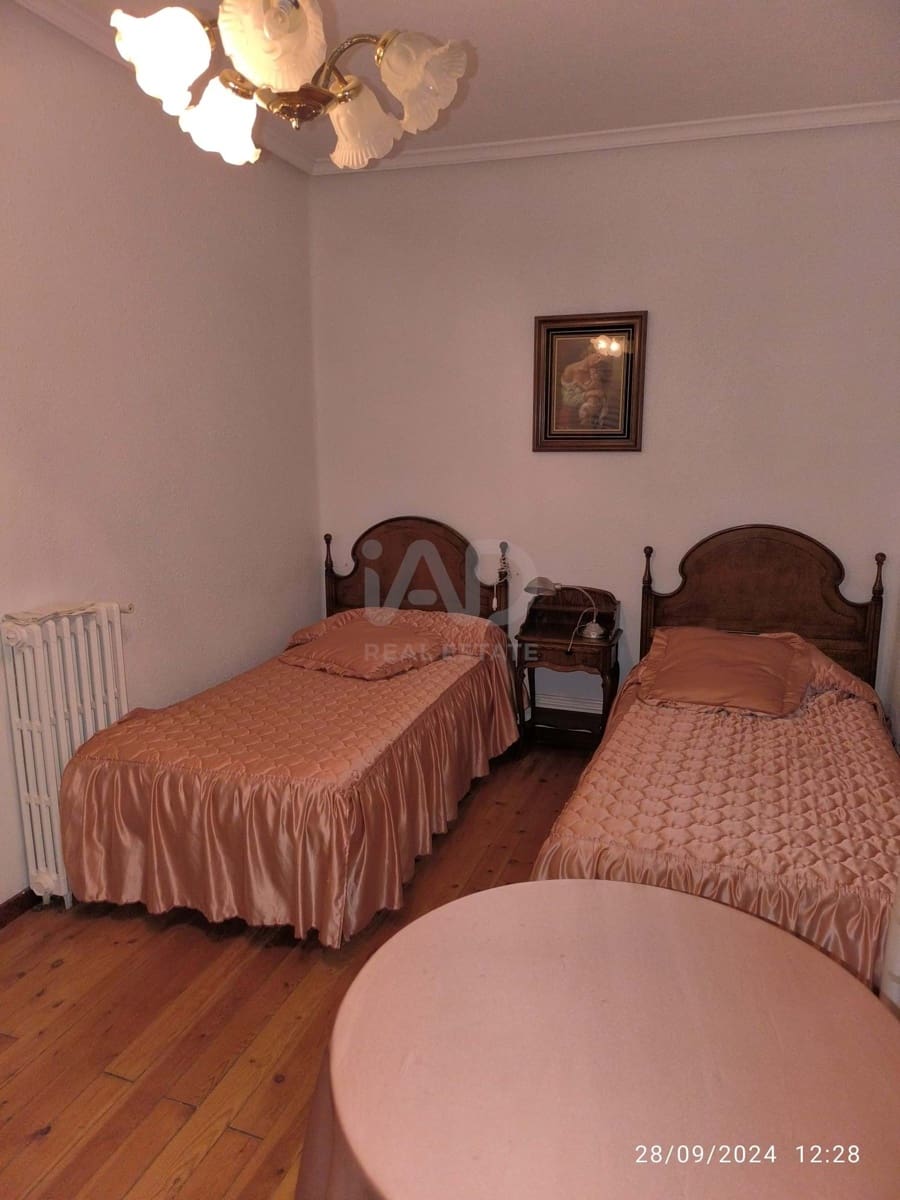 11 sovrum Villa till salu i Leon stad med garage - 91 000 € (Ref: 9991487)