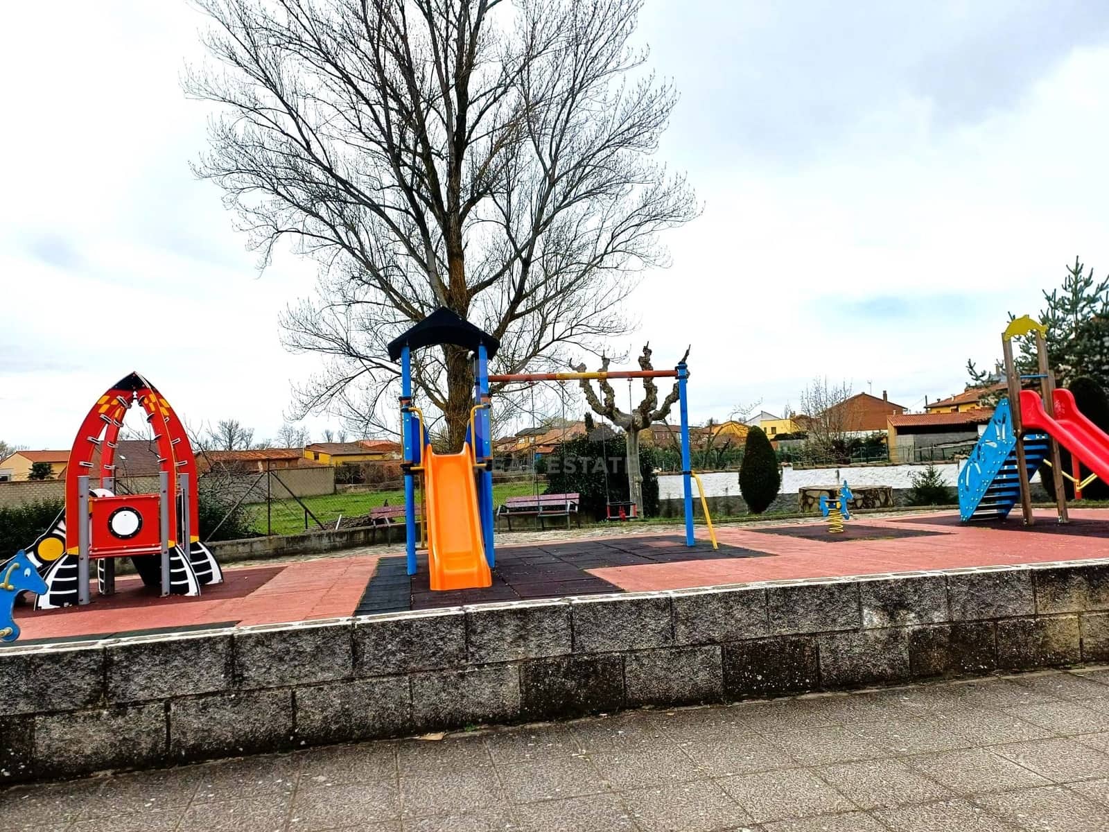 3 sypialnia Dom na sprzedaż w Miasto Leon z garażem - 55 000 € (Ref: 9991490)