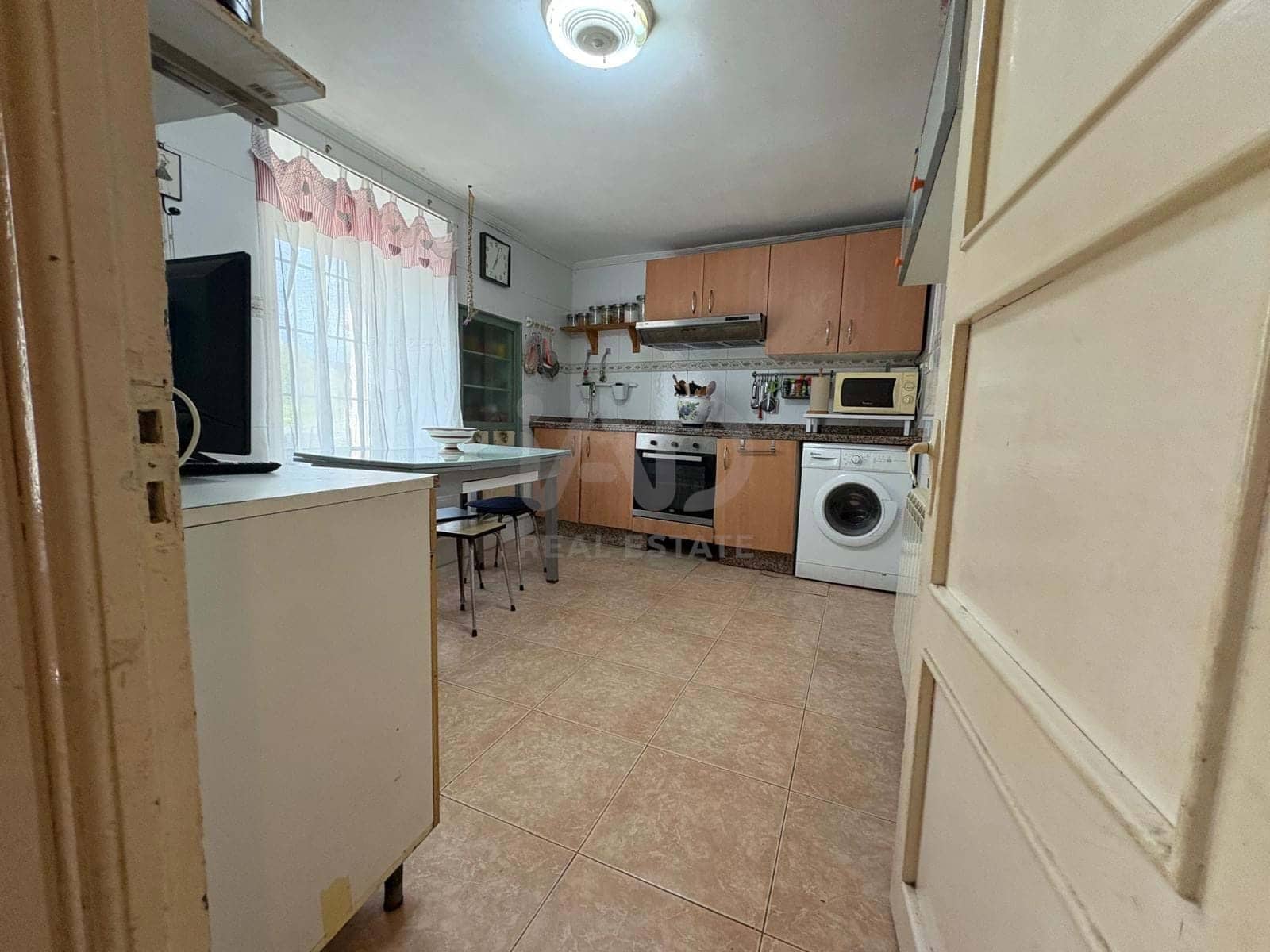 4 soveværelse Finca/Landehus til salg i Leon by med garage - € 68.000 (Ref: 9991494)