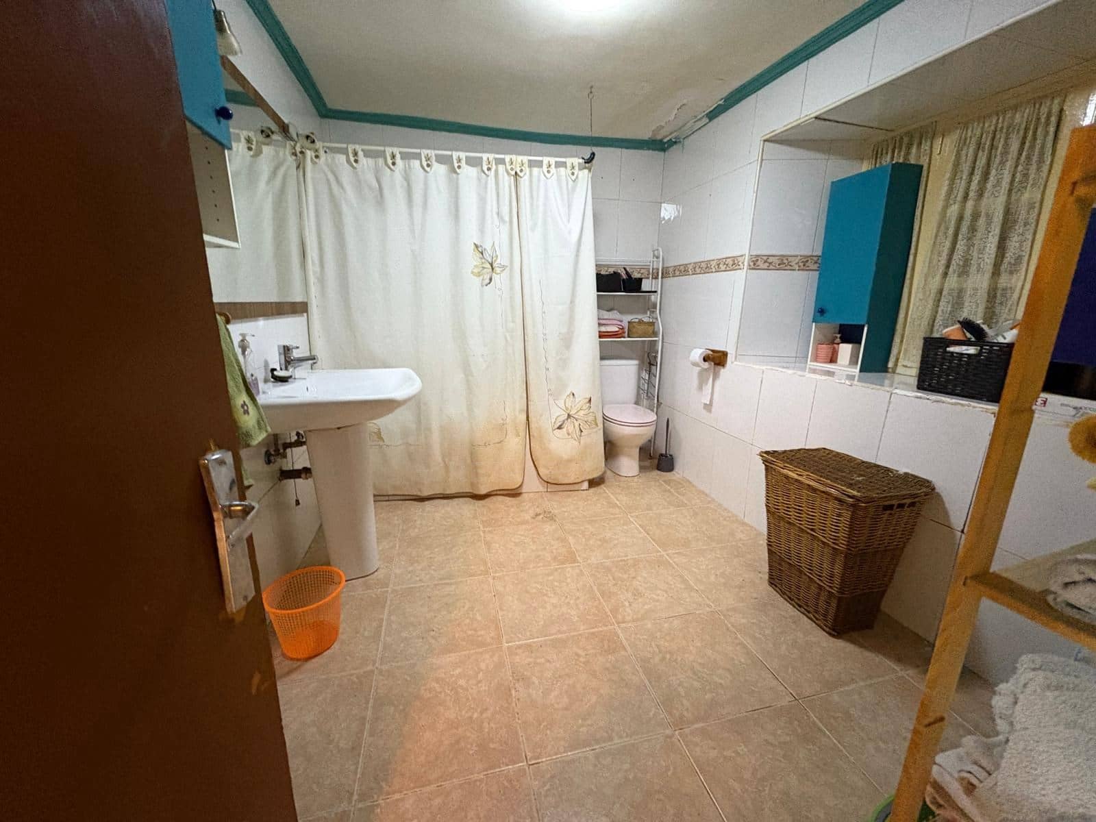 4 soveværelse Finca/Landehus til salg i Leon by med garage - € 68.000 (Ref: 9991494)