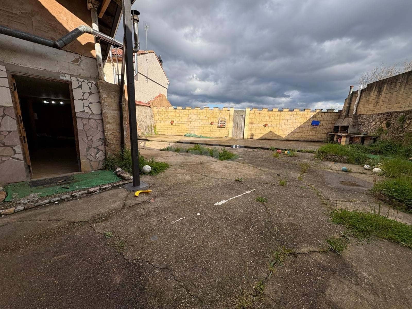 4 soveværelse Finca/Landehus til salg i Leon by med garage - € 68.000 (Ref: 9991494)