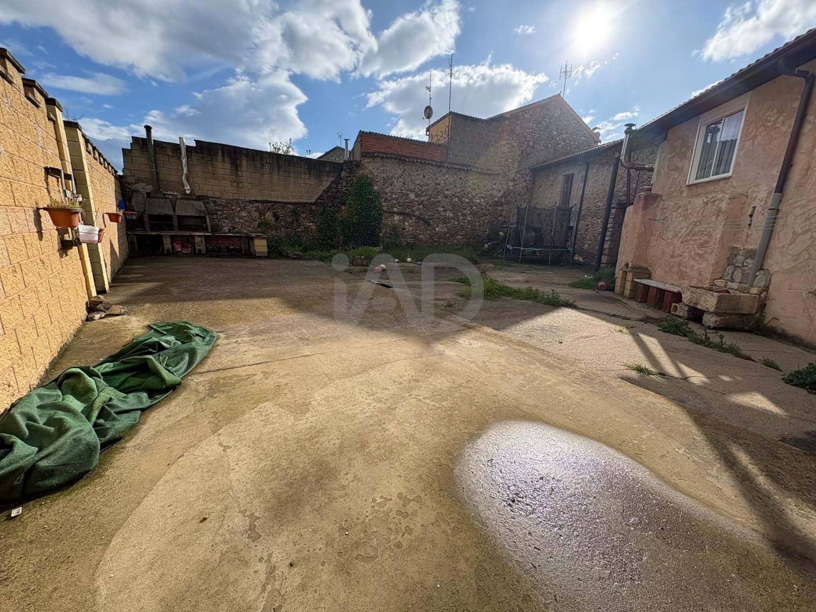 4 soveværelse Finca/Landehus til salg i Leon by med garage - € 68.000 (Ref: 9991494)
