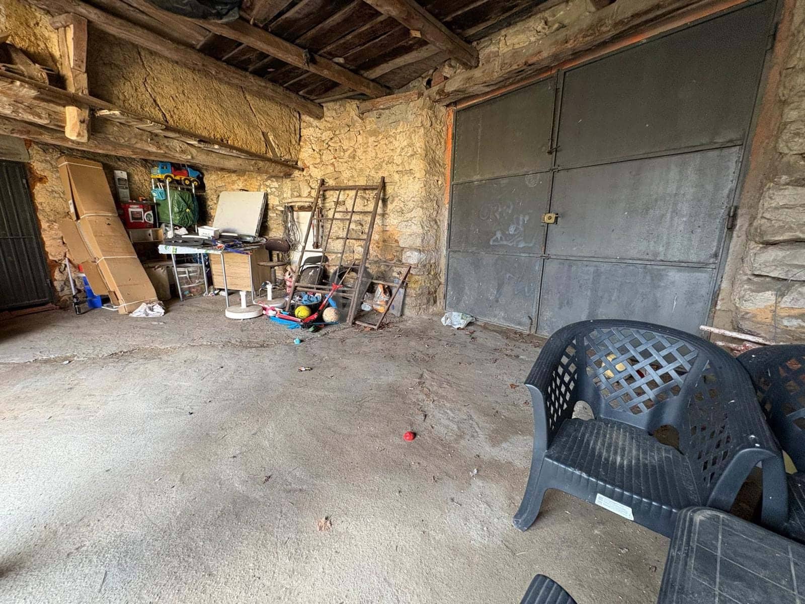 4 soveværelse Finca/Landehus til salg i Leon by med garage - € 68.000 (Ref: 9991494)