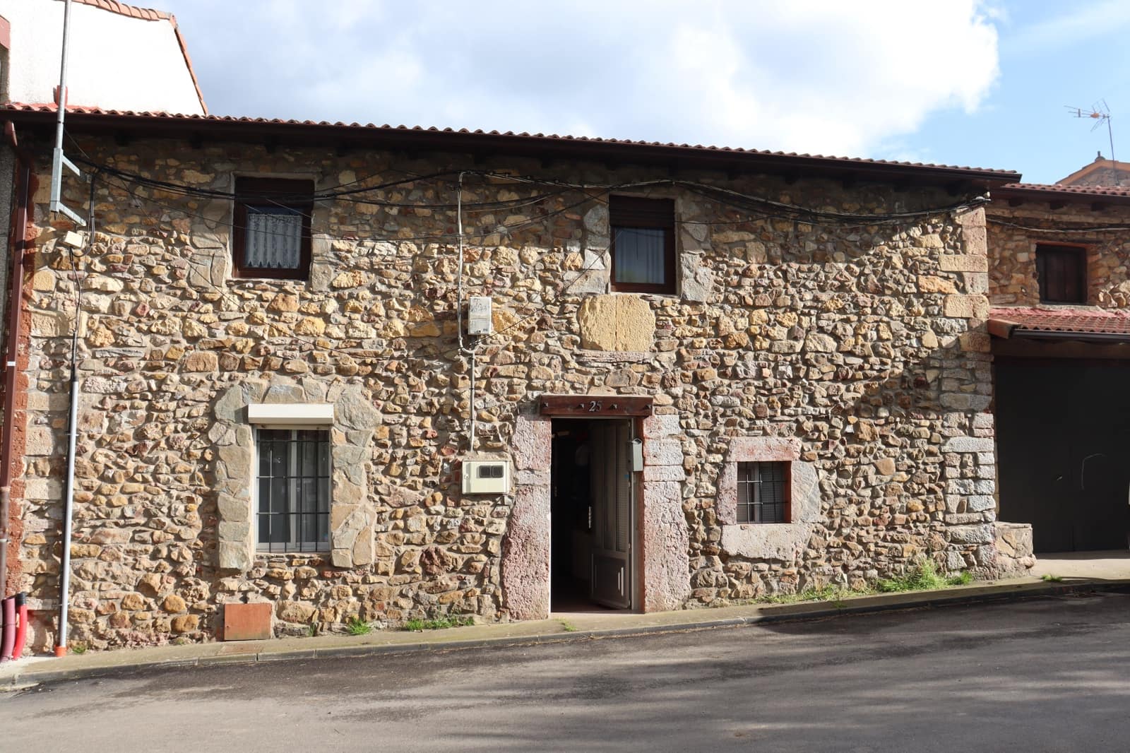 4 soveværelse Finca/Landehus til salg i Leon by med garage - € 68.000 (Ref: 9991494)
