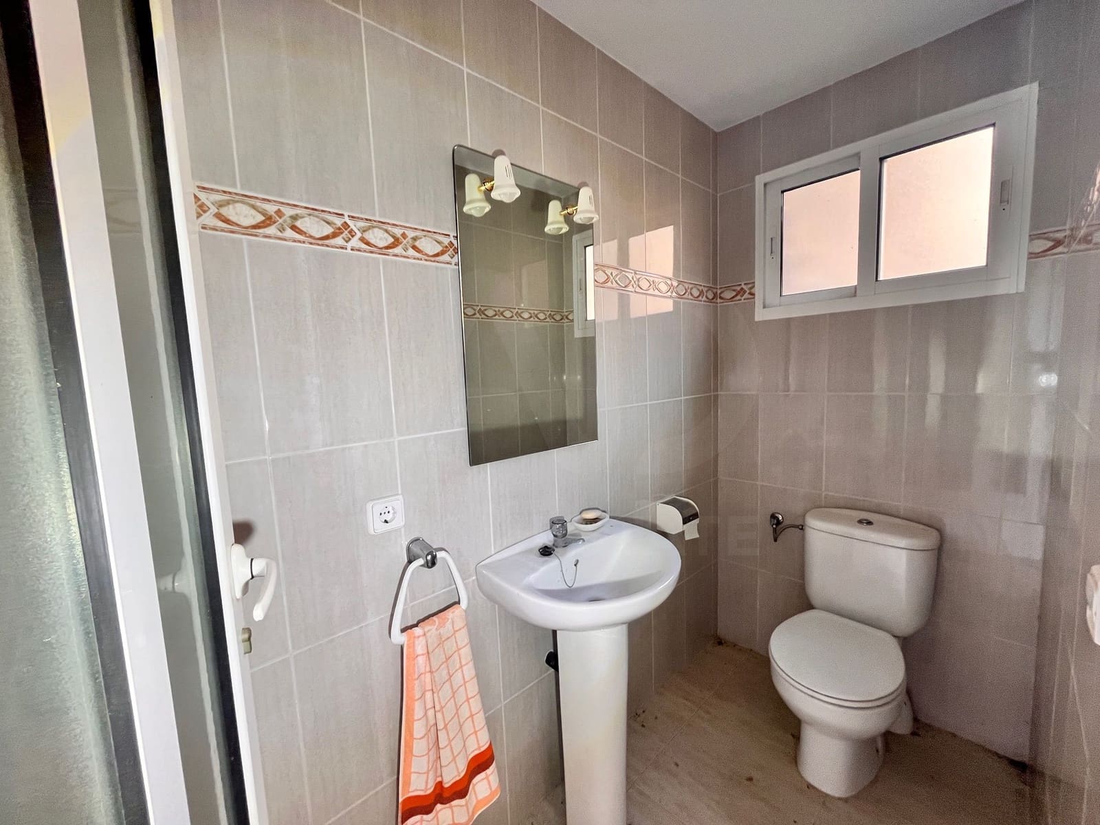 8 slaapkamer Rijtjeshuis te koop in Torreblanca - € 299.000 (Ref: 9993585)