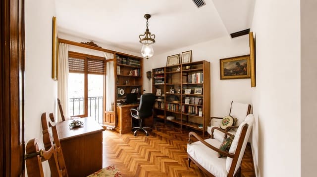 4 soveværelse Lejlighed til salg i Centro Comercial, Córdoba by med garage - € 700.000 (Ref: 9993594)