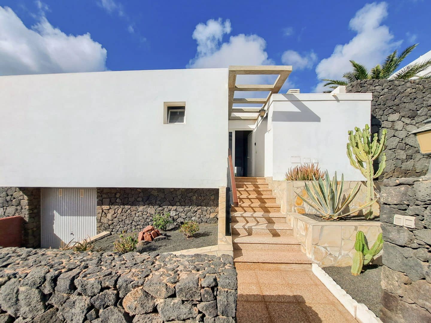 3 slaapkamer Huis te koop in Playa Blanca met zwembad garage - € 625.000 (Ref: 9993596)