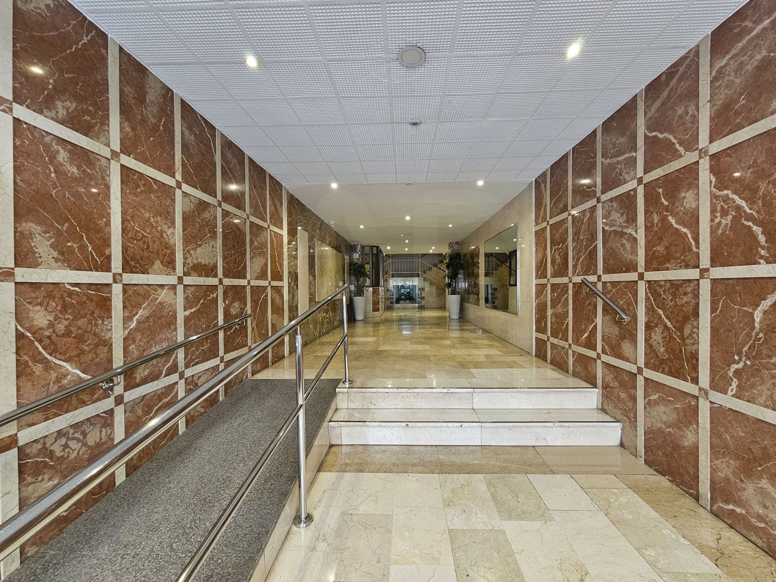 Apartamento de 4 habitaciones en Granada ciudad en venta - 330.000 € (Ref: 9993717)