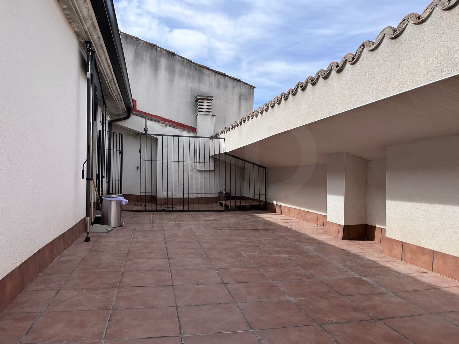 3 bedroom Apartment for sale in Lleida city with garage - € 130,000 (Ref: 9994703)