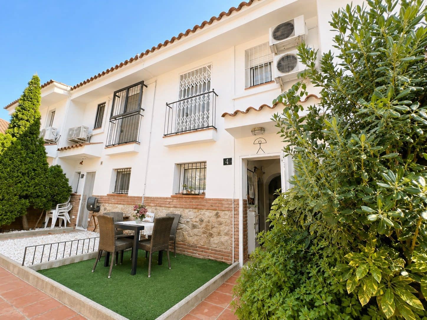 3 Zimmer Reihenhaus zu verkaufen in Girona Stadt mit Pool Garage - 397.000 € (Ref: 9994705)