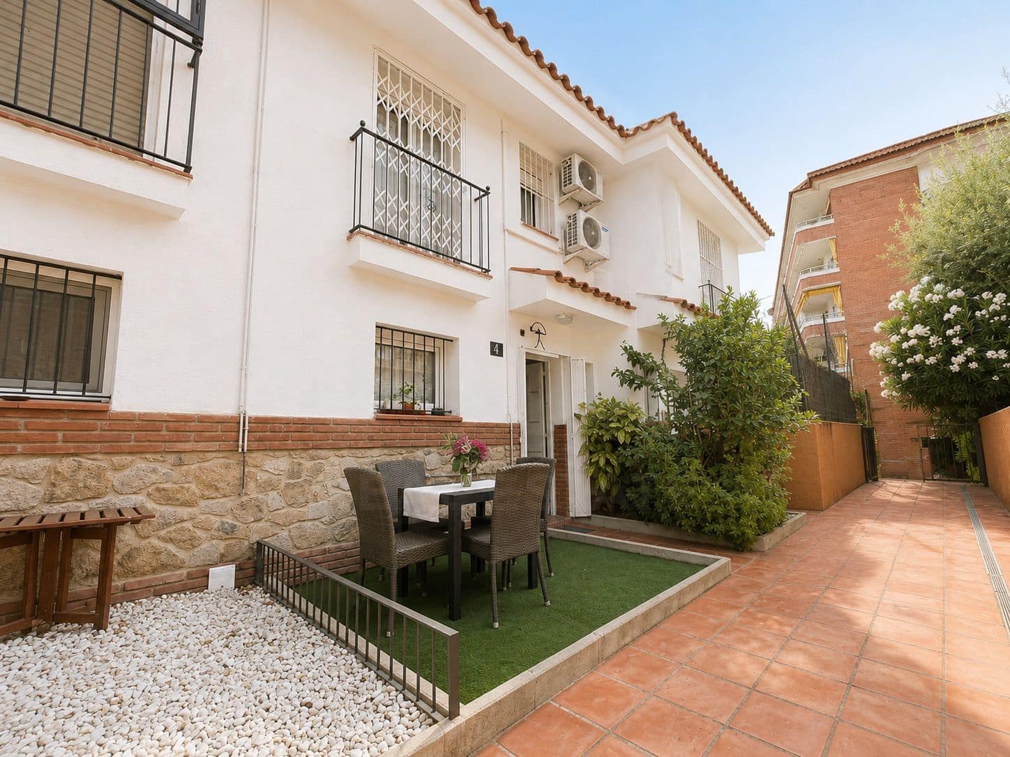 3 Zimmer Reihenhaus zu verkaufen in Girona Stadt mit Pool Garage - 397.000 € (Ref: 9994705)