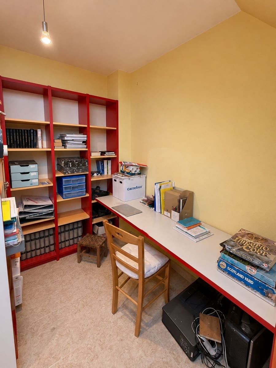 3 bedroom Villa for sale in Leon city with garage - € 369,000 (Ref: 9995368)