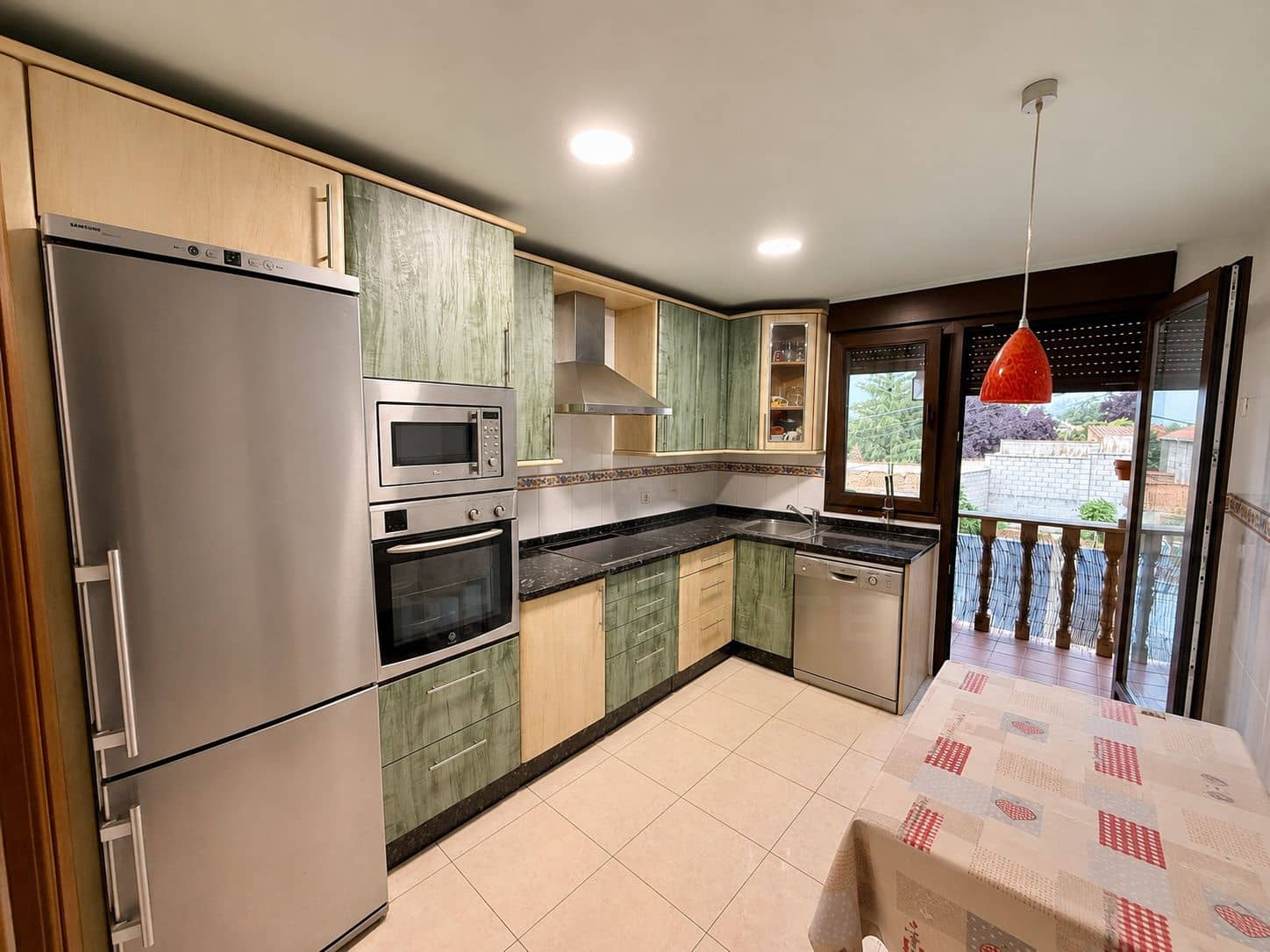 3 bedroom Villa for sale in Leon city with garage - € 369,000 (Ref: 9995368)