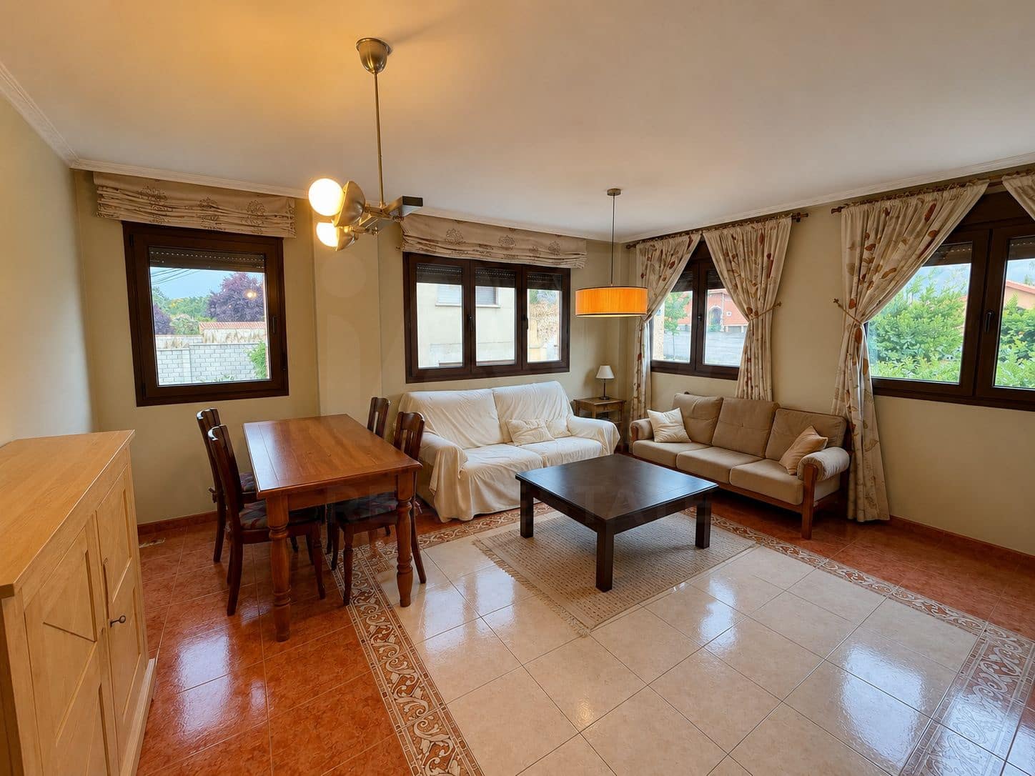 3 bedroom Villa for sale in Leon city with garage - € 369,000 (Ref: 9995368)