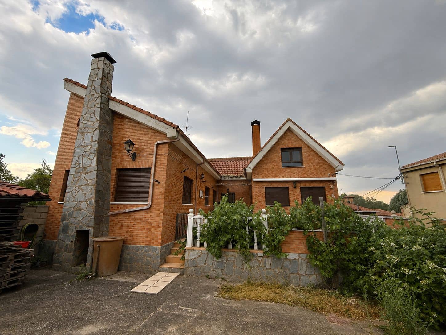 3 bedroom Villa for sale in Leon city with garage - € 369,000 (Ref: 9995368)