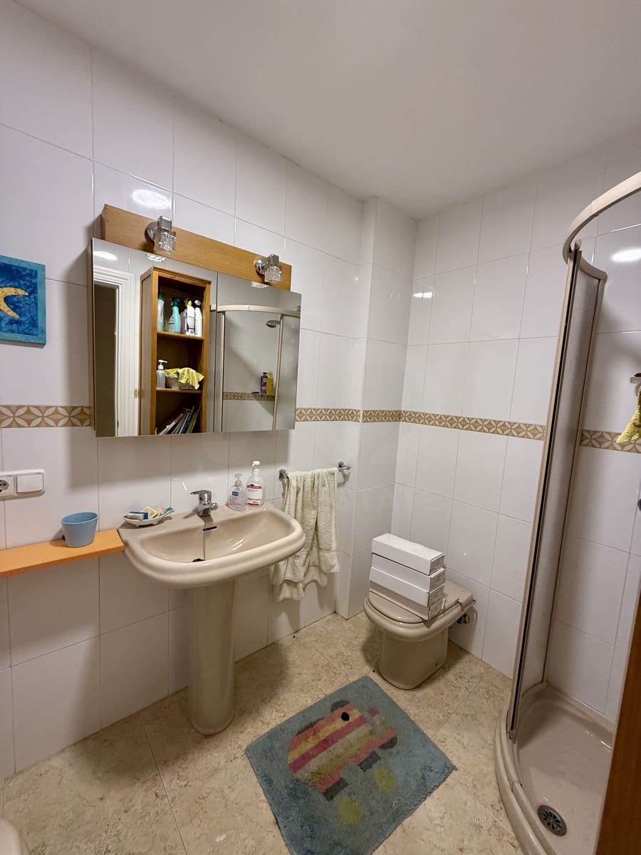 3 bedroom Villa for sale in Leon city with garage - € 369,000 (Ref: 9995368)