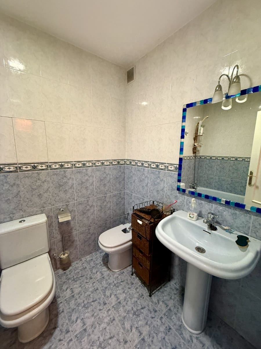 3 bedroom Villa for sale in Leon city with garage - € 369,000 (Ref: 9995368)